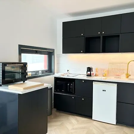 2 Voyageurs A Proximite Des Gares *